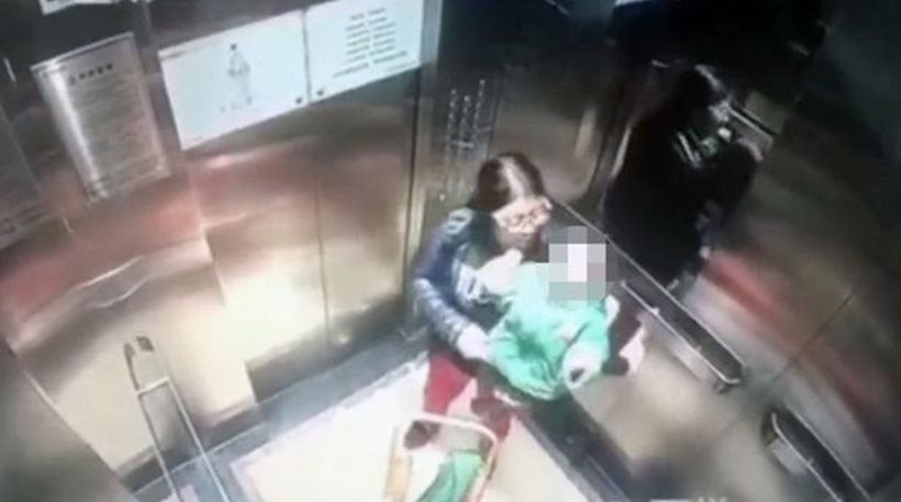 Βίντεο-σοκ: Babysitter χτυπά με γροθιές μωρό μέσα σε ασανσέρ